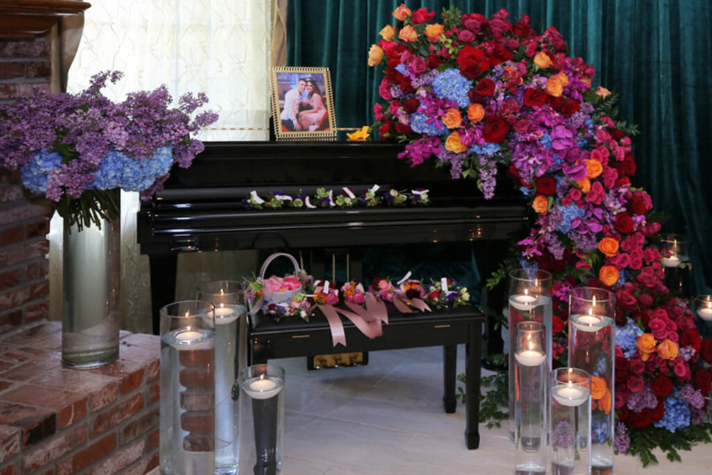 piano decorated in wedding flowers 