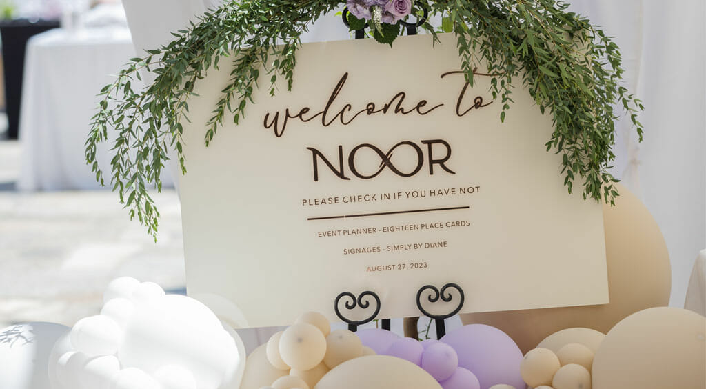 welcome sign decorated in balloons and flowers for the noor in paris wedding show in pasadena